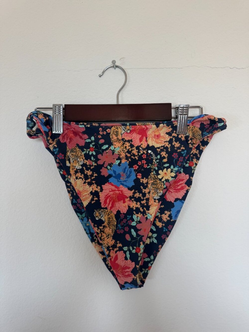 SKATIE BIKINI- Salty Top, Lola Bottom Bali Print M - Picture 2 of 5